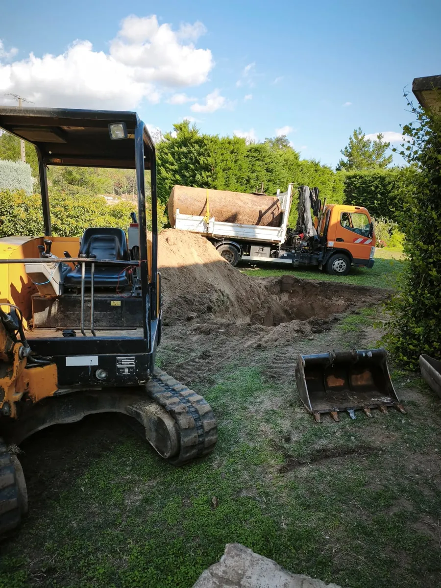 Ancienne cuve métallique extraite et chargée sur le camion grue, chantier à Beauchastel