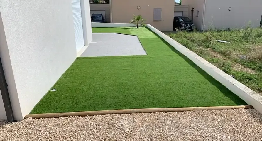 Terrain mis à niveau le long d’une maison neuve, avec terrasse et bordures