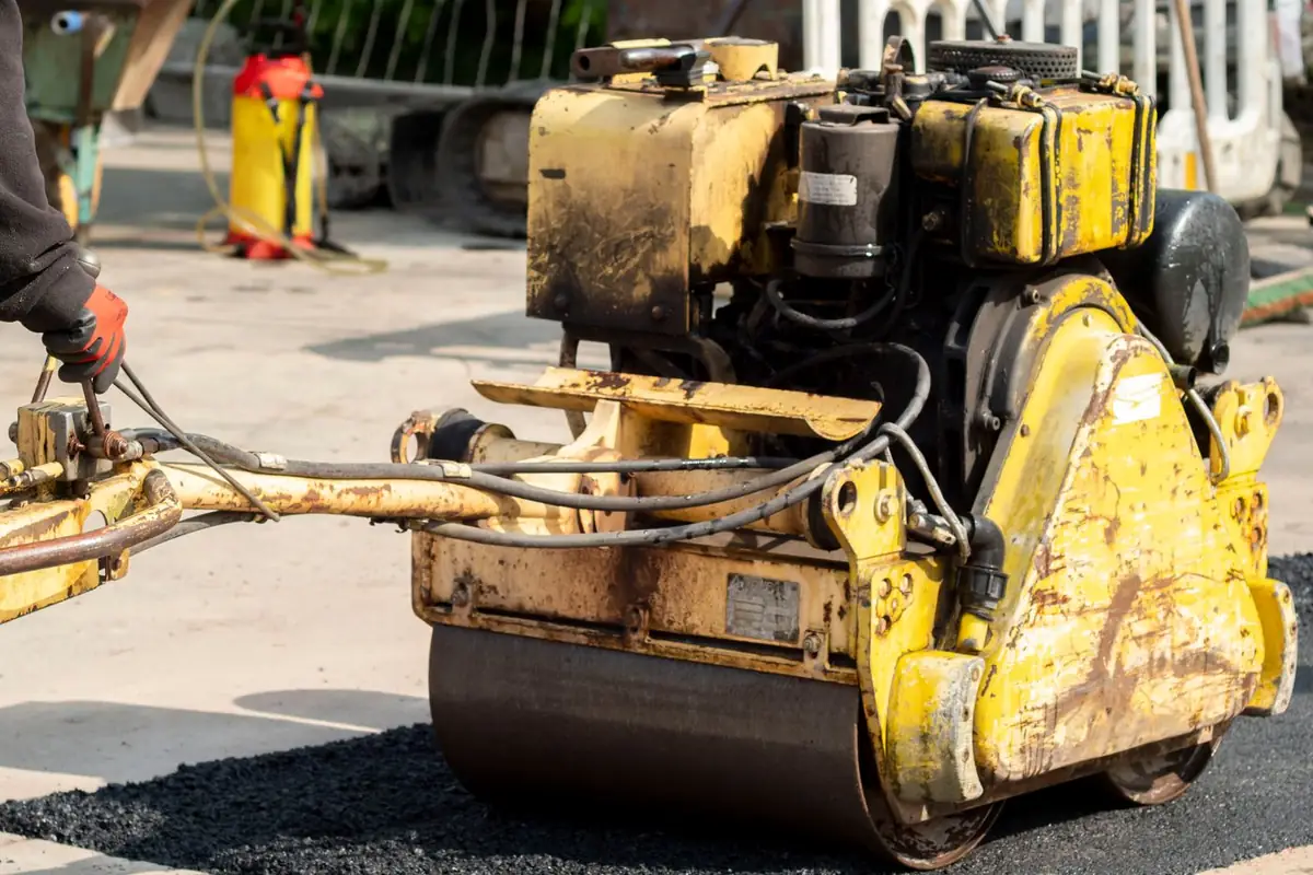 Rouleau compacteur sur un enrobé fraîchement mis en oeuvre