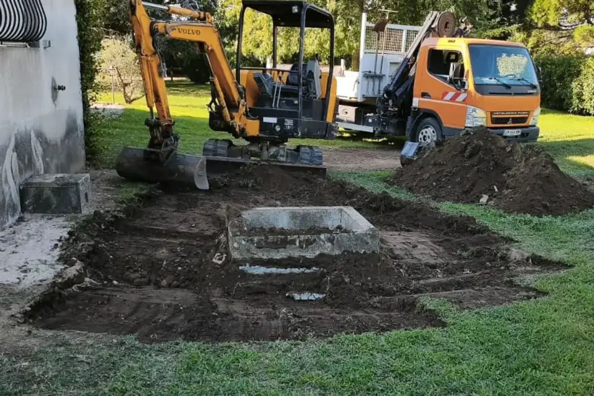 Terrassement autour d’un regard béton avec mini-pelle et camion grue