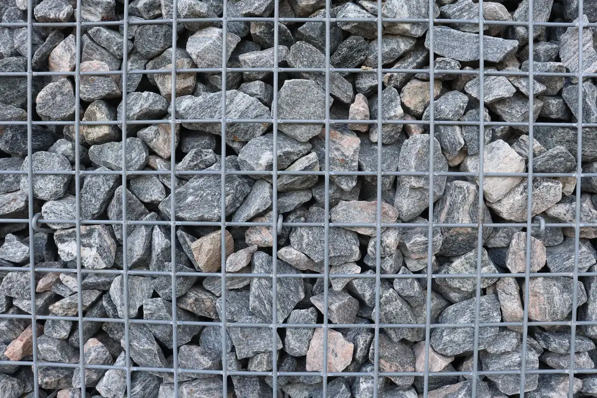 Gabion rempli de pierres concassées maintenues par un treillis métallique