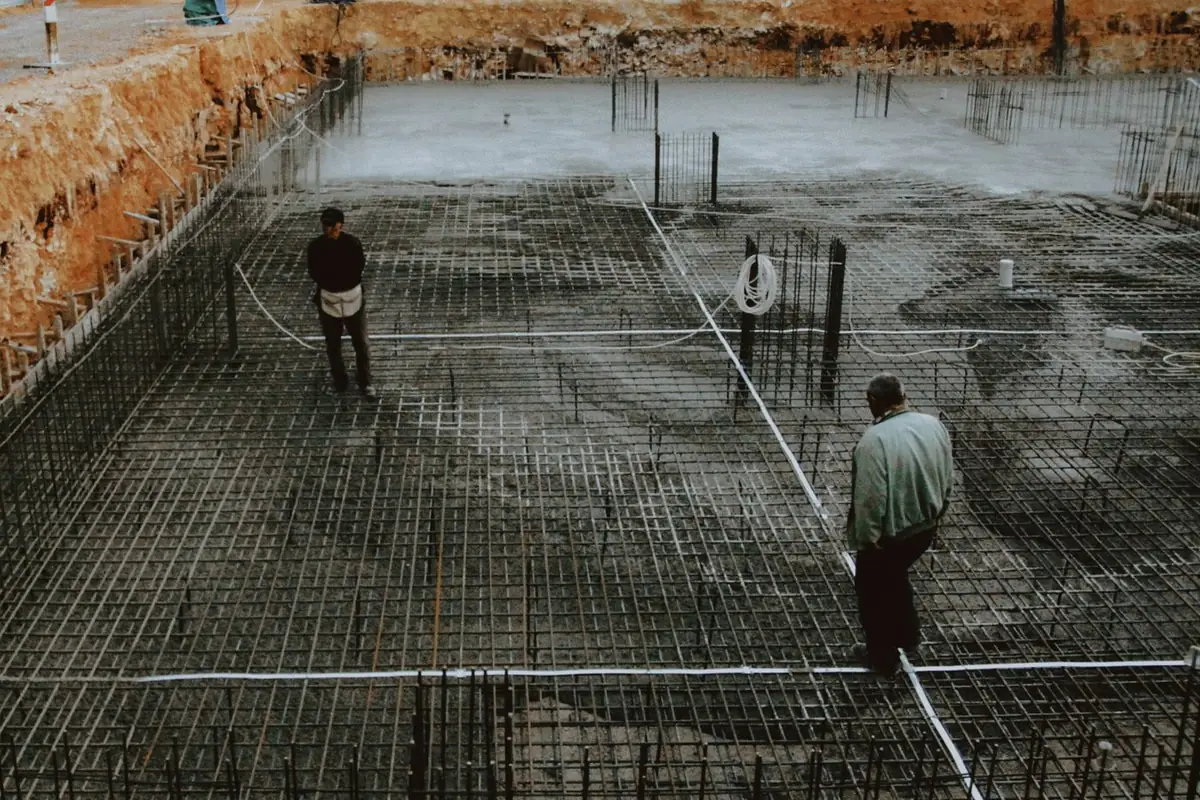 Fouille de piscine ferraillée avant coulage du béton