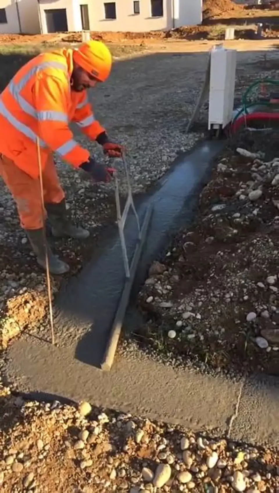 Finition à la taloche d’une bande de béton